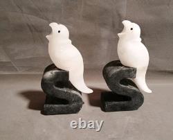Paire de serre-livres en pierre sculptée unique en forme de S, oiseaux noirs et blancs, signés par le fabricant