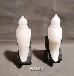 Paire de serre-livres en pierre sculptée unique en forme de S, oiseaux noirs et blancs, signés par le fabricant