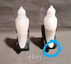 Paire de serre-livres en pierre sculptée unique en forme de S, oiseaux noirs et blancs, signés par le fabricant