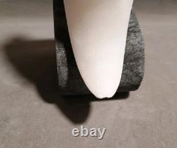 Paire de serre-livres en pierre sculptée unique en forme de S, oiseaux noirs et blancs, signés par le fabricant