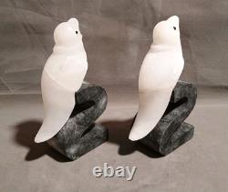 Paire de serre-livres en pierre sculptée unique en forme de S, oiseaux noirs et blancs, signés par le fabricant
