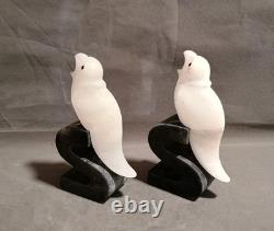 Paire de serre-livres en pierre sculptée unique en forme de S, oiseaux noirs et blancs, signés par le fabricant