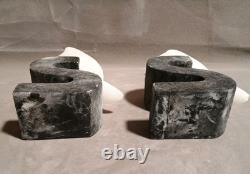 Paire de serre-livres en pierre sculptée unique en forme de S, oiseaux noirs et blancs, signés par le fabricant