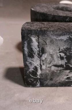 Paire de serre-livres en pierre sculptée unique en forme de S, oiseaux noirs et blancs, signés par le fabricant
