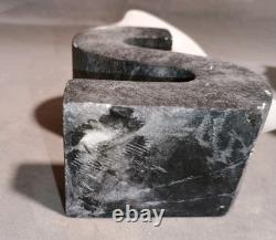 Paire de serre-livres en pierre sculptée unique en forme de S, oiseaux noirs et blancs, signés par le fabricant