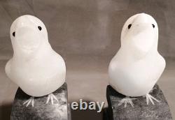 Paire de serre-livres en pierre sculptée unique en forme de S, oiseaux noirs et blancs, signés par le fabricant