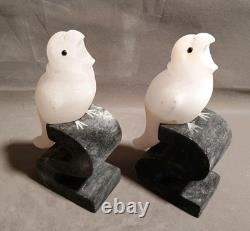 Paire de serre-livres en pierre sculptée unique en forme de S, oiseaux noirs et blancs, signés par le fabricant