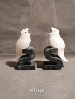 Paire de serre-livres en pierre sculptée unique en forme de S, oiseaux noirs et blancs, signés par le fabricant