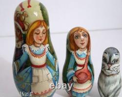 Peintes À La Main Une D'une Poupée Russe Nesting Kind Alice Dans Wonderlandby Ilyukova