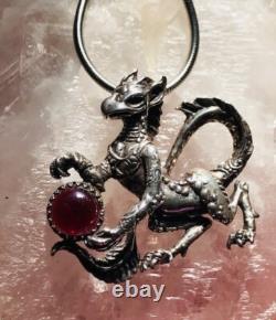 Pendentif artistique Griffin 925 unique avec un grenat, original de JKL