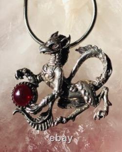 Pendentif artistique Griffin 925 unique avec un grenat, original de JKL