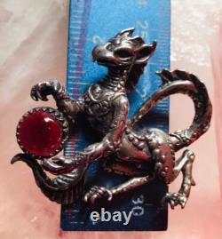 Pendentif artistique Griffin 925 unique avec un grenat, original de JKL