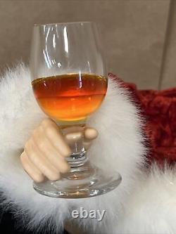 Père Noël fait main, unique en son genre, se détendant sur un traîneau en tenant un verre de vin ! Non signé