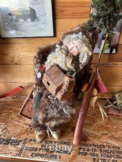 Pères Noël personnalisés uniques en leur genre. Pères Noël faits à la main par un artiste localement célèbre.