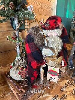 Pères Noël personnalisés uniques en leur genre. Pères Noël faits à la main par un artiste localement célèbre.