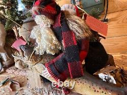 Pères Noël personnalisés uniques en leur genre. Pères Noël faits à la main par un artiste localement célèbre.