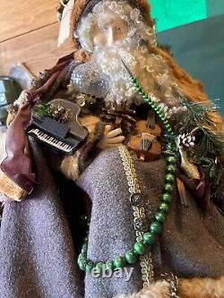 Pères Noël personnalisés uniques en leur genre. Pères Noël faits à la main par un artiste localement célèbre.