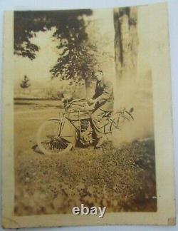 Photo rare d'un homme assis sur une moto de 1915, unique en son genre