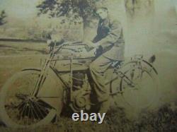 Photo rare d'un homme assis sur une moto de 1915, unique en son genre