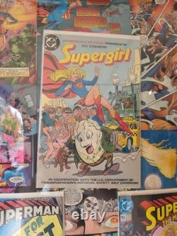 Pièce d’exposition unique « super girl » et « superman » — rendu artistique ART