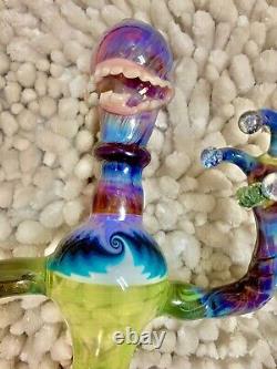 Pièce fonctionnelle en verre soufflé par Dawg House Glass. Verre Heddy unique en son genre