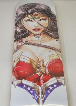 Planche de skateboard Wonder Woman unique en son genre, personnalisée par l’artiste de bande dessinée JAMIE TYNDALLS