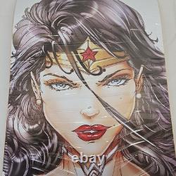 Planche de skateboard Wonder Woman unique en son genre, personnalisée par l’artiste de bande dessinée JAMIE TYNDALLS