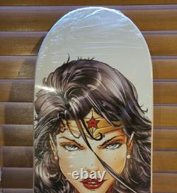 Planche de skateboard Wonder Woman unique en son genre, personnalisée par l’artiste de bande dessinée JAMIE TYNDALLS