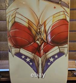 Planche de skateboard Wonder Woman unique en son genre, personnalisée par l’artiste de bande dessinée JAMIE TYNDALLS