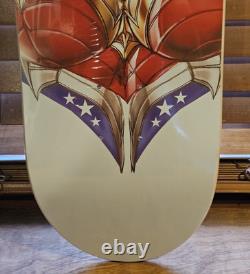 Planche de skateboard Wonder Woman unique en son genre, personnalisée par l’artiste de bande dessinée JAMIE TYNDALLS