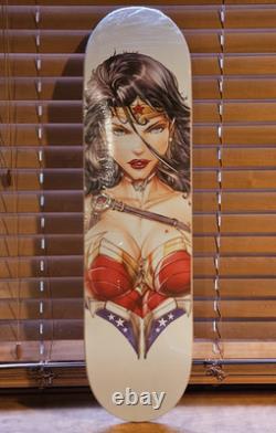 Planche de skateboard Wonder Woman unique en son genre, personnalisée par l’artiste de bande dessinée JAMIE TYNDALLS