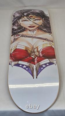 Planche de skateboard Wonder Woman unique en son genre, personnalisée par l’artiste de bande dessinée JAMIE TYNDALLS
