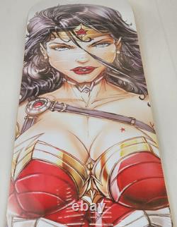 Planche de skateboard Wonder Woman unique en son genre, personnalisée par l’artiste de bande dessinée JAMIE TYNDALLS