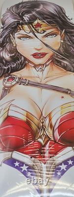 Planche de skateboard Wonder Woman unique en son genre, personnalisée par l’artiste de bande dessinée JAMIE TYNDALLS