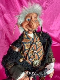 Poupée d'artiste en argile polymère steampunk fantastique OOAK Troll Gardien du Temps Mixed Media