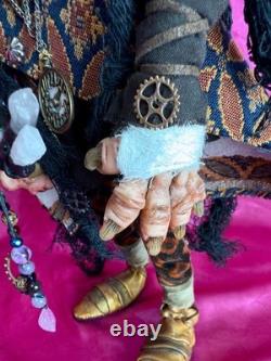 Poupée d'artiste en argile polymère steampunk fantastique OOAK Troll Gardien du Temps Mixed Media