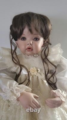 Poupée en porcelaine unique artisanale Tibby par l'artisane de poupées Gwen Bentley