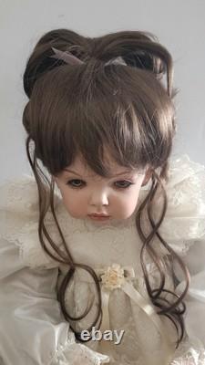 Poupée en porcelaine unique artisanale Tibby par l'artisane de poupées Gwen Bentley