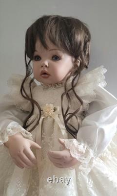 Poupée en porcelaine unique artisanale Tibby par l'artisane de poupées Gwen Bentley