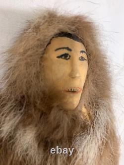 Poupée native alaskienne vintage, unique en son genre, qualité musée. Vers les années 1940.