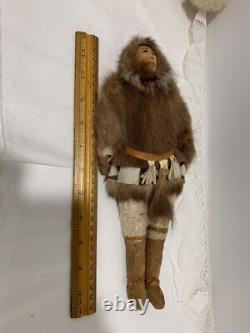 Poupée native alaskienne vintage, unique en son genre, qualité musée. Vers les années 1940.