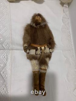 Poupée native alaskienne vintage, unique en son genre, qualité musée. Vers les années 1940.