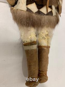 Poupée native alaskienne vintage, unique en son genre, qualité musée. Vers les années 1940.