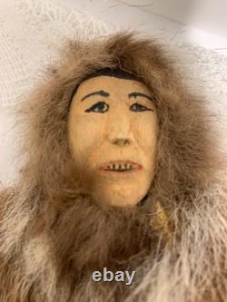 Poupée native alaskienne vintage, unique en son genre, qualité musée. Vers les années 1940.