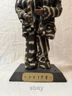 RARE Sculpture figurative africaine unique en son genre « Pride »