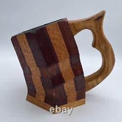 Rare One Of A Kind Don Lewis Designs Wooden Crooked Tankard Mug Hand Crafted<br/>	Rare One Of A Kind Don Lewis Designs Wooden Crooked Tankard Mug Hand Crafted <br/>
 

<br/>


	Traduction: Rare, unique mug en bois à anse tordue de Don Lewis Designs, fabriqué à la main