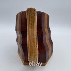 Rare One Of A Kind Don Lewis Designs Wooden Crooked Tankard Mug Hand Crafted 	  <br/> Rare One Of A Kind Don Lewis Designs Wooden Crooked Tankard Mug Hand Crafted	<br/>


<br/>		
Traduction: Rare, unique mug en bois à anse tordue de Don Lewis Designs, fabriqué à la main