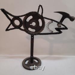 SCULPTURE EN ART DE RECYCLAGE STEAMPUNK HAMMERHEAD SHARK UNIQUE EN SON GENRE (OOAK) 17 X 18