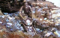 Scène minière miniature avec arbre en opale illuminé, mineur accroupi souvenir unique