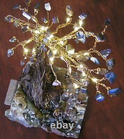 Scène minière miniature avec arbre en opale illuminé, mineur accroupi souvenir unique